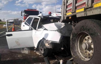 Otomobil tıra arkadan çarptı: 2 ölü