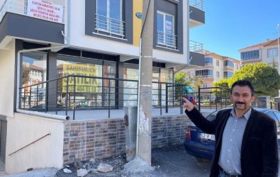 Aksaray'da apartmanın elektrik kablosunu çalan hırsıza pankartlı tepki