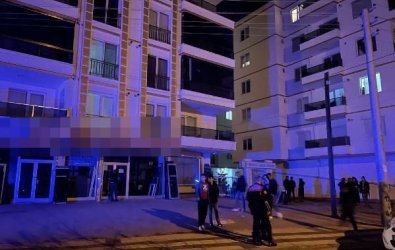 EV SAHİBİ KİRACI KAVGASINDA, GÖĞSÜNE GELECEK KURŞUNU KOLUYLA KARŞILAMIŞ