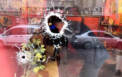 Dövme yapmadı diye dükkanı kurşunladılar