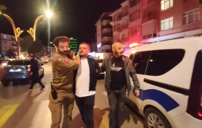 Alkollü sürücü kimlik isteyen şube müdürüne tekme attı