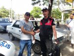 Yolda Bulduğu Para Çantasını Polise Teslim Etti