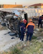 Aksaray'da büyükbaş hayvan yüklü kamyonet devrildi: 1 ölü 1 yaralı